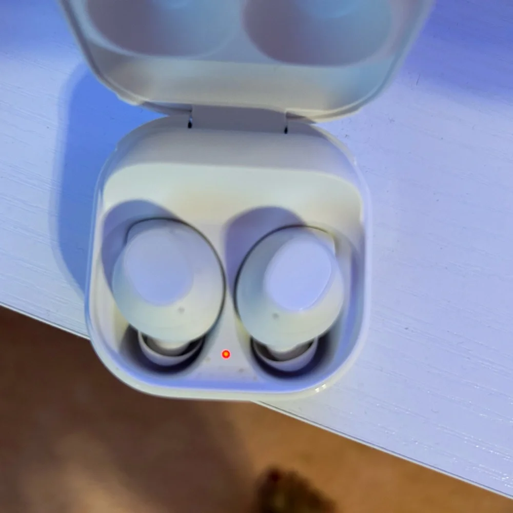 Samsung White Wireless Earbuds